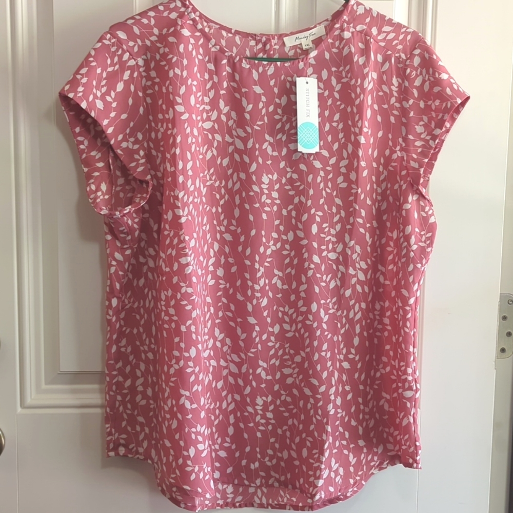 Stitch fix Monday Fun Madeigh Button Back Blouse. Xxl